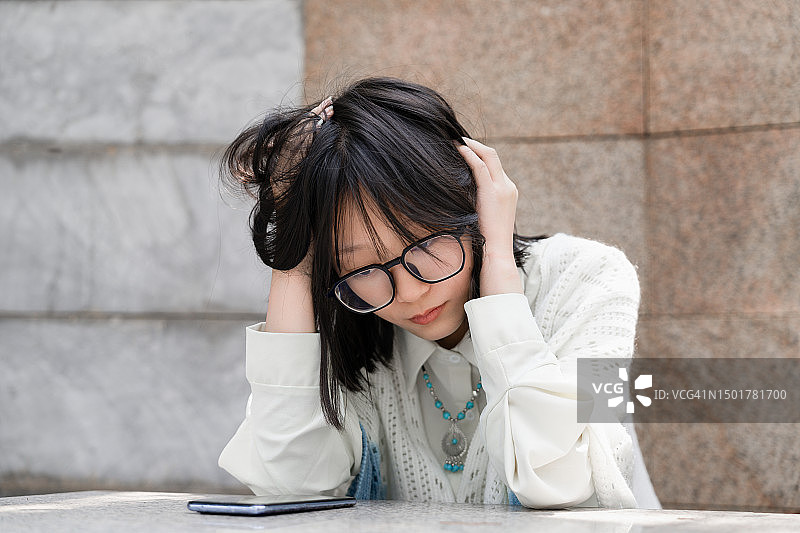 焦虑和沮丧的亚洲女人图片素材