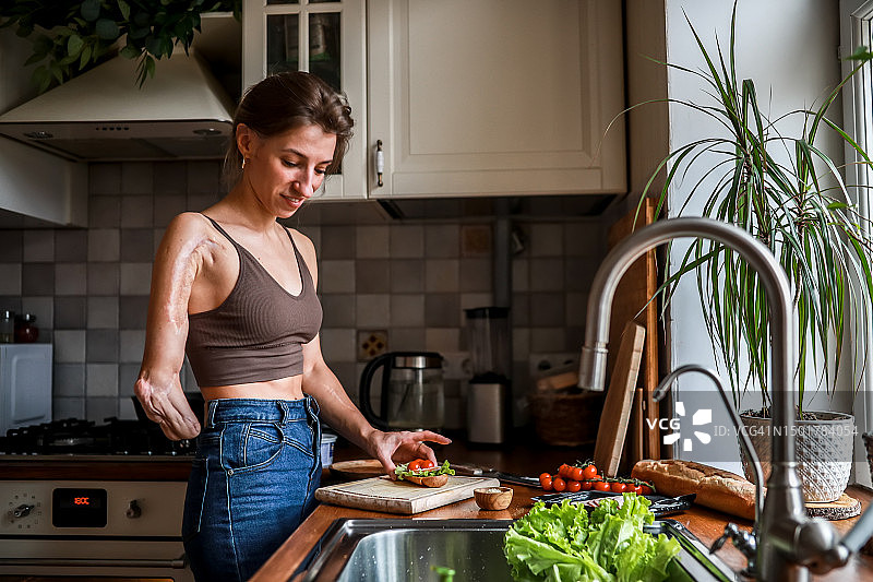 在厨房准备美食的残疾女性图片素材