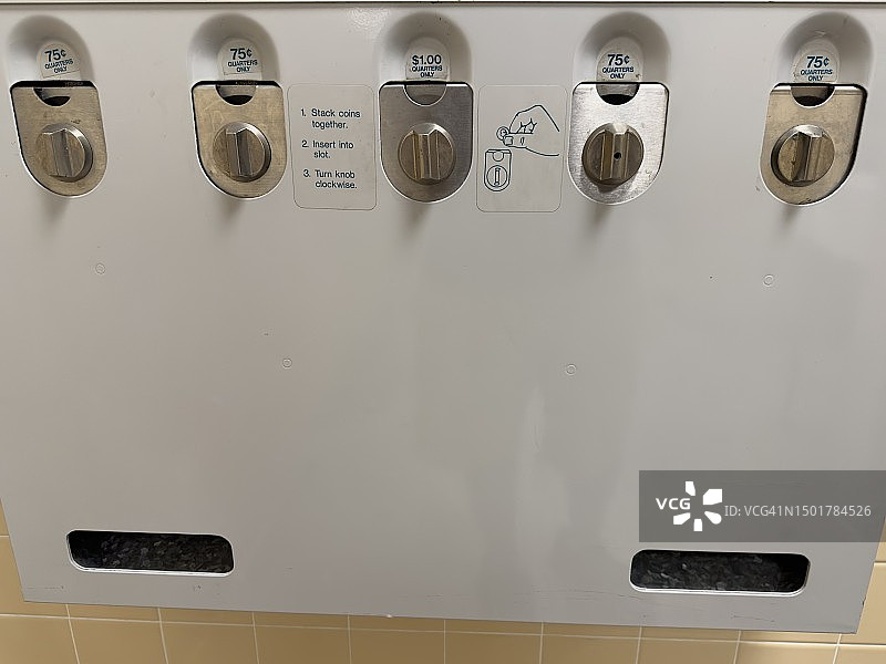 卫生间内的避孕套自动售货机图片素材