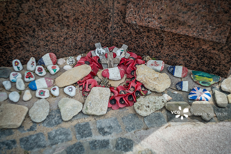 诺曼底朱诺海滩的纪念海滩鹅卵石图片素材