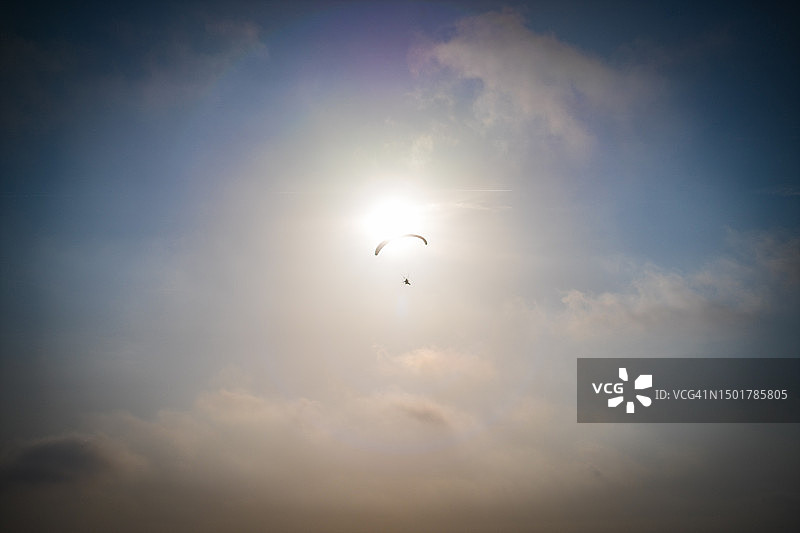 诺曼底朱诺海滩滑翔伞运动图片素材