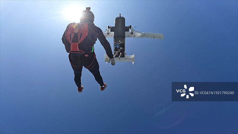 一群翼装飞行者编队飞行图片素材