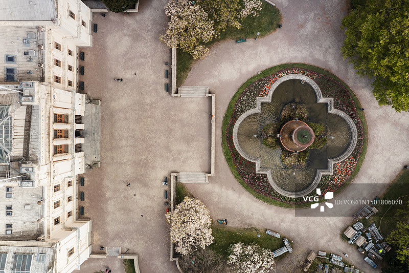 大学建筑外公园喷泉的航拍景色图片素材