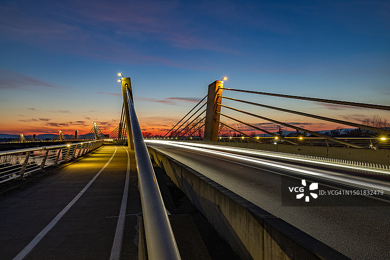 德拉瓦河上普图伊桥的车灯轨迹图片素材