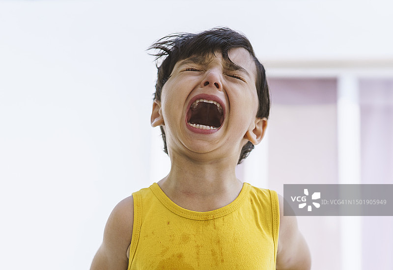 哭泣的无辜幼儿男孩图片素材