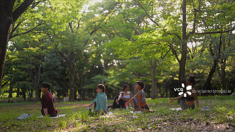 多民族人群在户外练习瑜伽图片素材