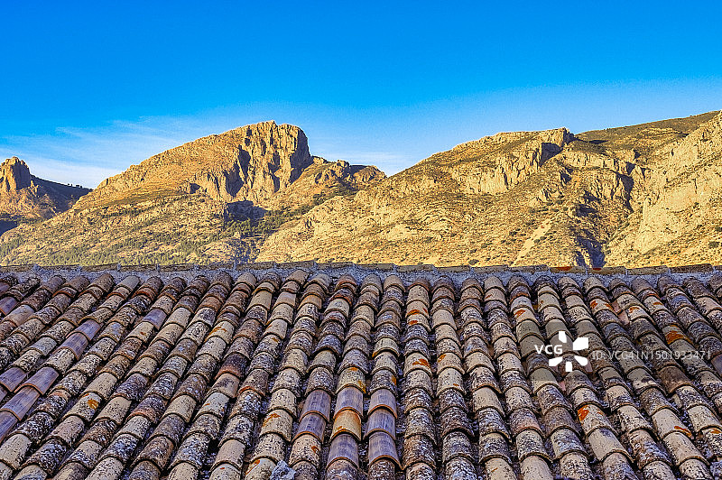 屋顶和山脉图片素材
