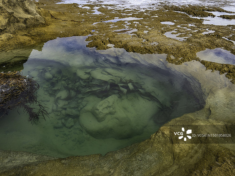 俯瞰岩石水池图片素材