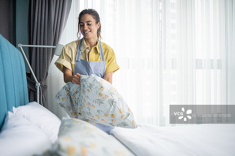 酒店客房服务员整理床铺图片素材