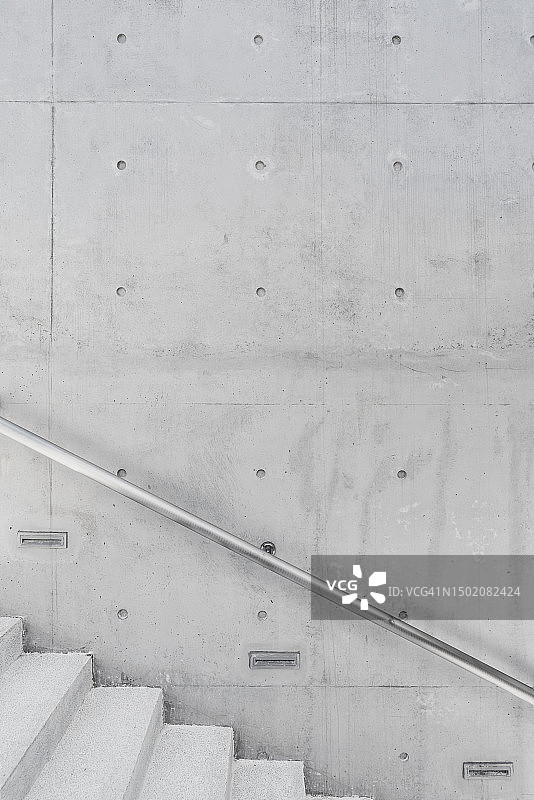 户外混凝土墙上的不锈钢扶手图片素材