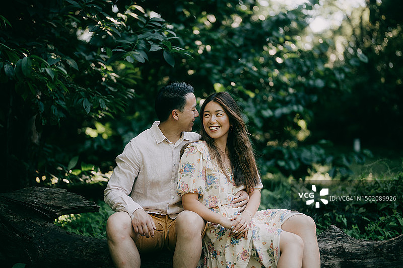 情侣在森林里度过美好时光图片素材