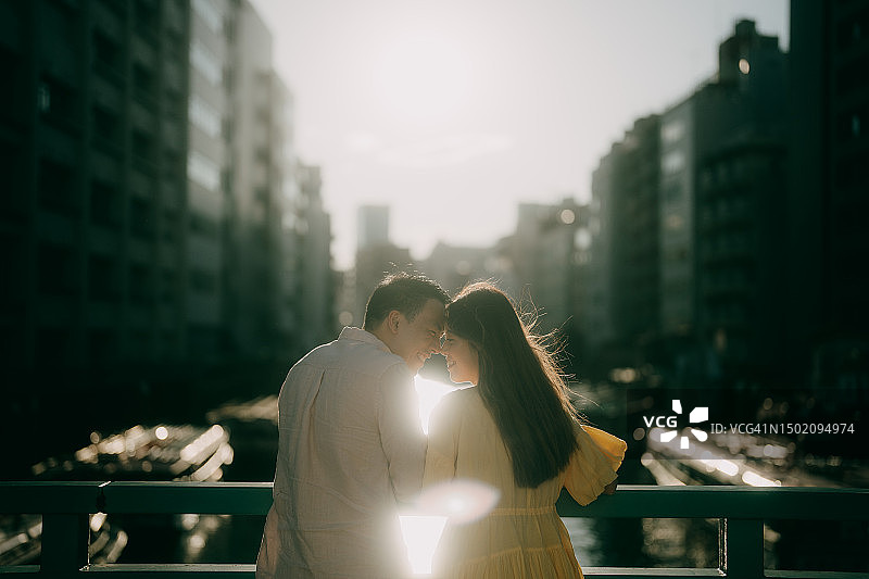 在东京浅草桥的桥上的一对情侣图片素材