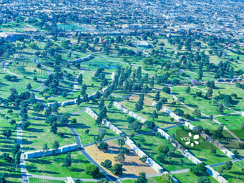 俯视洛杉矶郊区的墓地图片素材