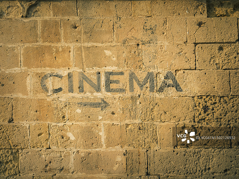 意大利马泰拉老城区电影院的古老铭文，2023年2月图片素材