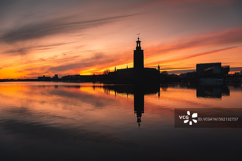 斯德哥尔摩市政厅在绚丽日落下的剪影图片素材