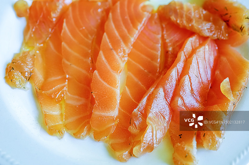 盘中的烟熏三文鱼片图片素材