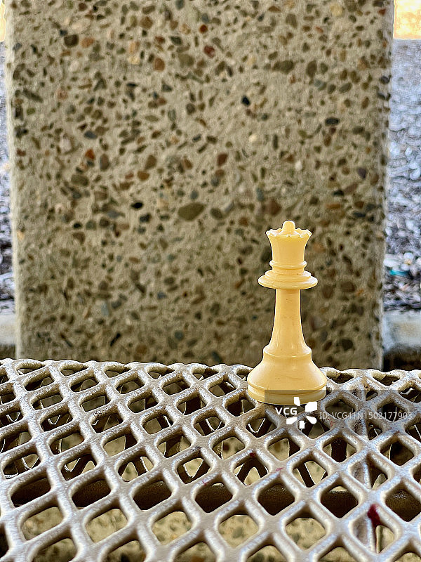 学校午餐桌上的白色国际象棋皇后图片素材