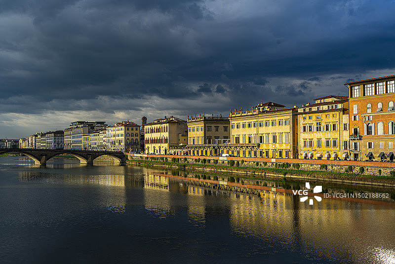 意大利佛罗伦萨阿诺河及卡拉拉亚桥图片素材