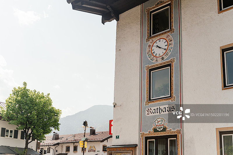 罗塔赫-埃根的市政厅，背景是群山图片素材