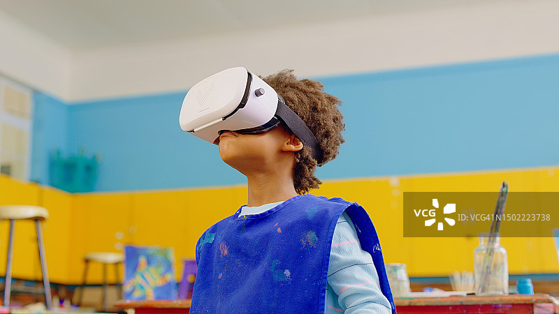 男童、虚拟现实眼镜和教室，专注于在元宇宙中绘画和学习艺术、3D视频和学习，年轻男性儿童、增强现实视觉或网络世界中的教育、创造力和学校图片素材