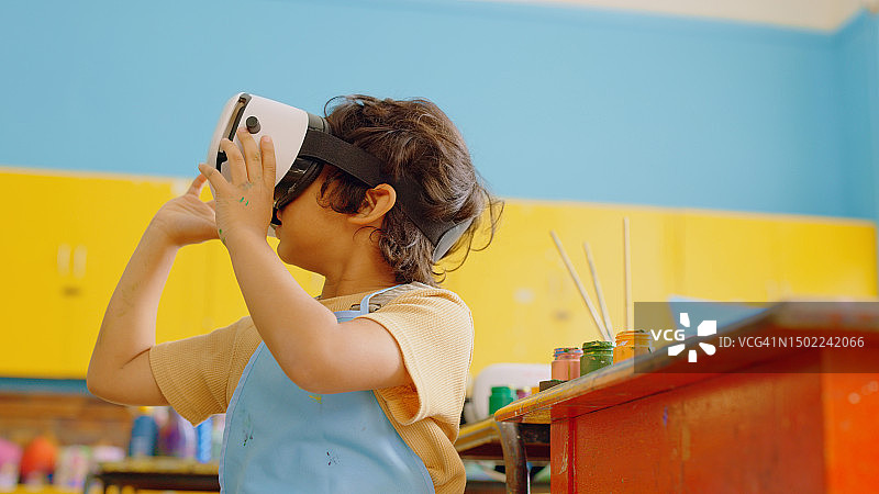 VR教育：儿童在未来教室学习艺术图片素材