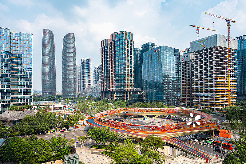 俯瞰成都新城区的环形立交桥和双塔图片素材