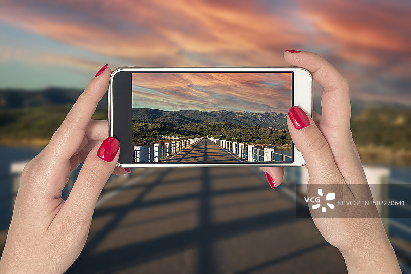 女人用手拍摄戴安娜桥图片素材