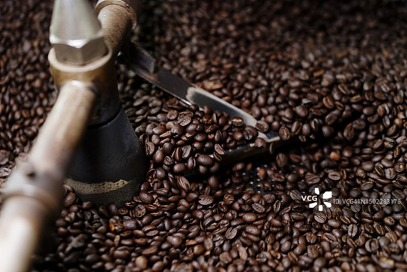 烘焙咖啡豆后深焙倒入冷却批次图片素材