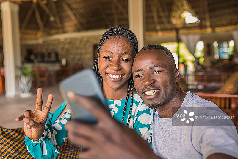 两个黑人朋友在家玩手机图片素材