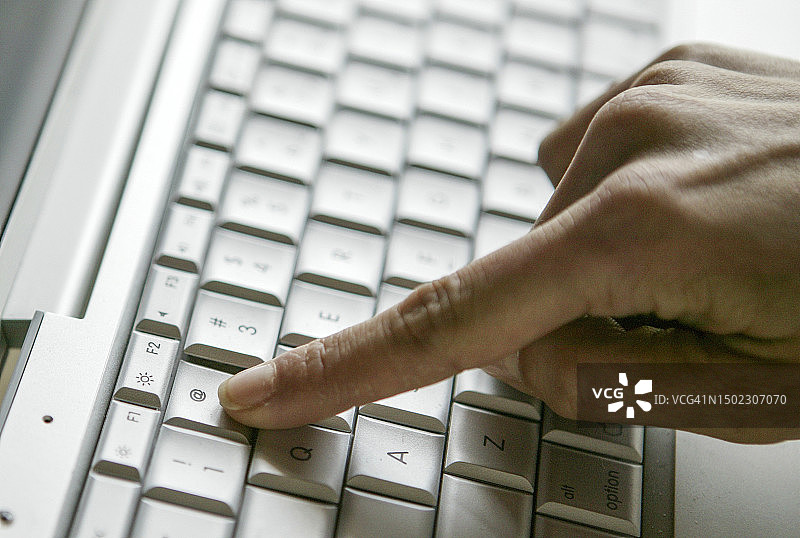 女人点击电脑屏幕图片素材