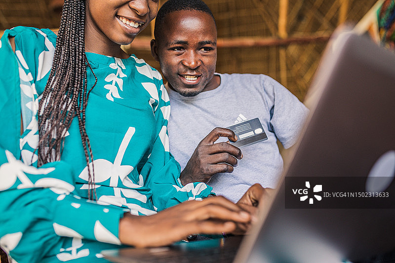 两名年轻黑人朋友在家网上购物图片素材