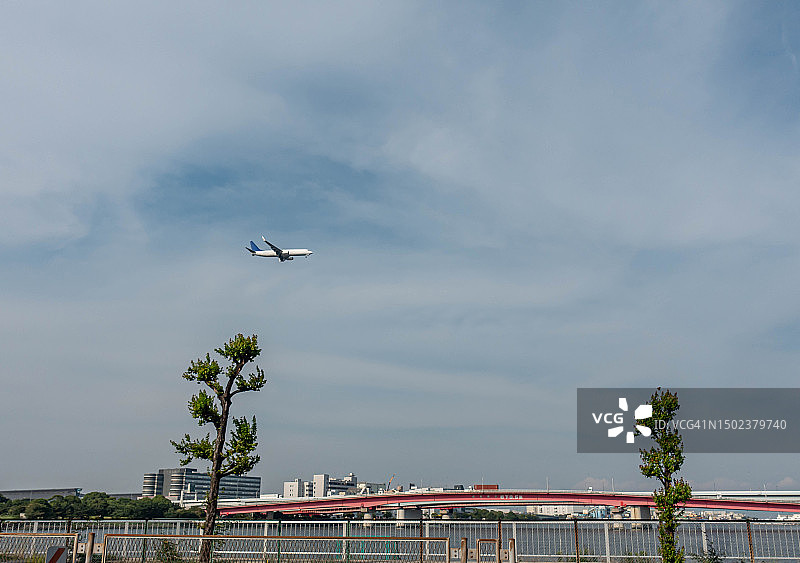 飞越日本东京上空的飞机图片素材