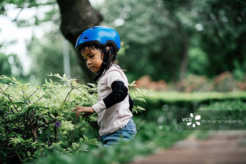 好奇的小女孩图片素材