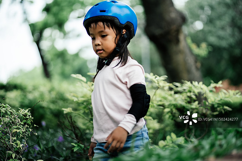 好奇的小女孩图片素材