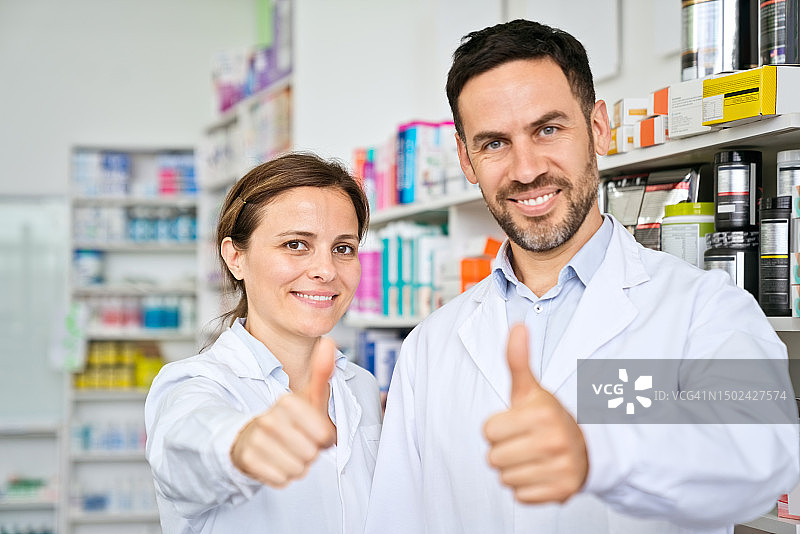 药剂师在药房竖起大拇指图片素材