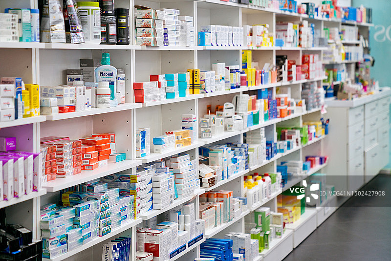 药房里的药品货架图片素材