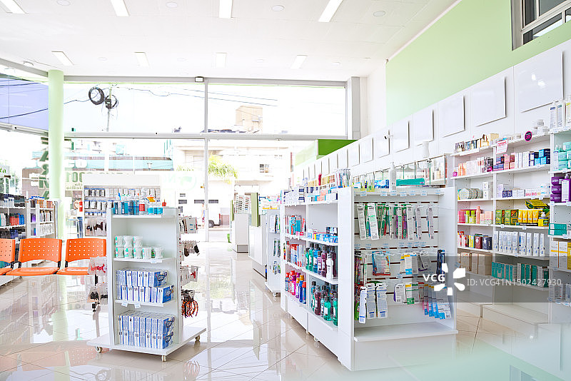 药房里的药品货架图片素材