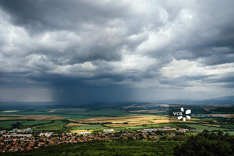 城市上空的强烈风暴图片素材