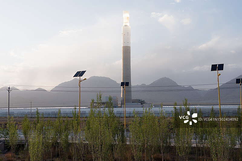 阳光下发电站的集热塔图片素材