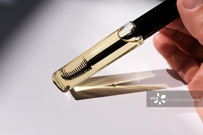 女性手中用于眉毛和睫毛的活肤精油图片素材