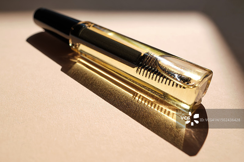 米色背景上的眉毛和睫毛焕活精油图片素材