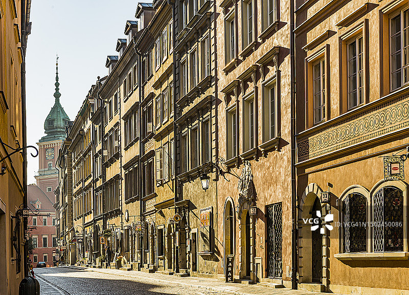 华沙老城圣约翰街，背景皇家城堡图片素材