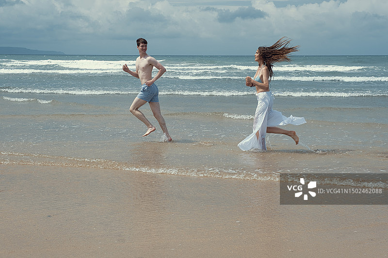 在沙滩上奔跑图片素材