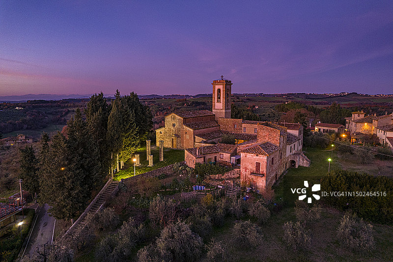 弗朗西杰纳沿线的圣阿皮亚诺教区教堂图片素材