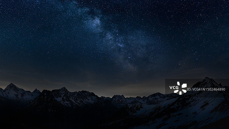 瑞士瓦莱州安尼维尔雪山夜景图片素材