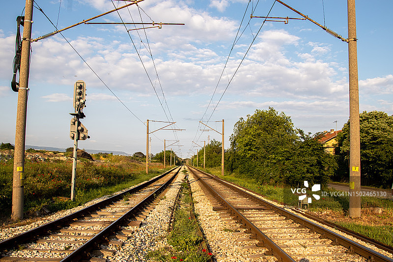 天空下的空旷铁轨，保加利亚图片素材