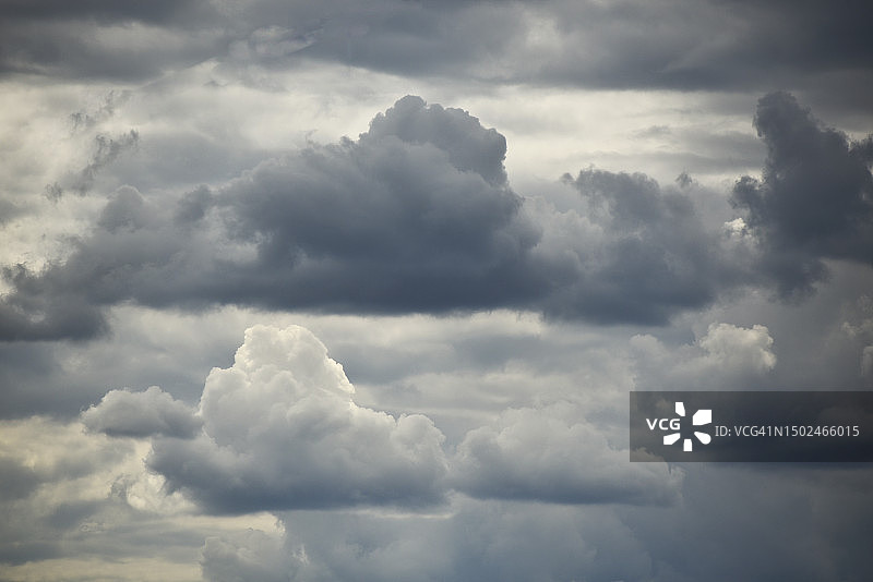 天空中云的低角度视图图片素材