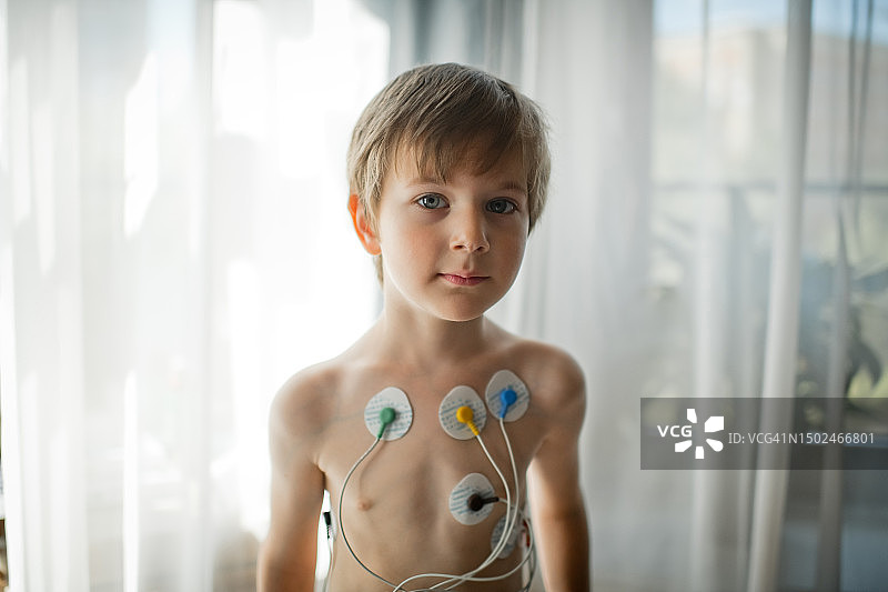 佩戴心电监护仪检查心脏健康的孩子图片素材