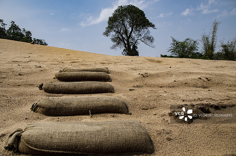 印度梅加拉亚邦拉尼科尔田野岩石景观图片素材