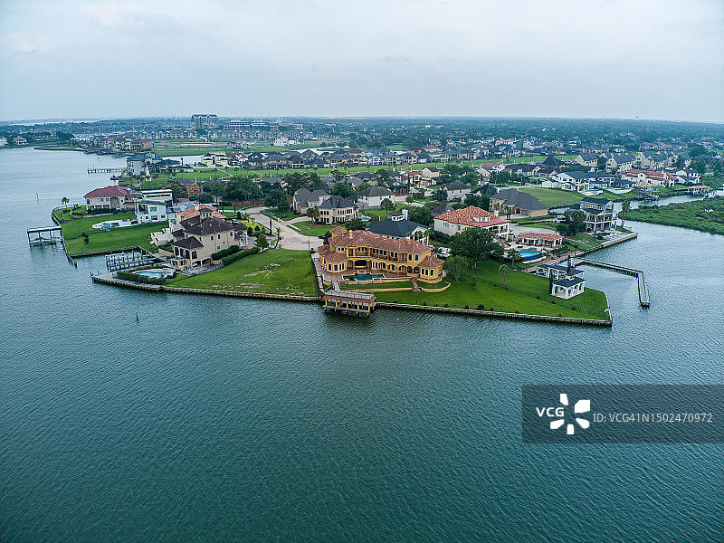 城市建筑物中的河流俯视图，休斯敦，德克萨斯州，美国图片素材